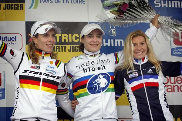 The podium at the Pont-Ch&acirc;teau World Cup: Hanka Kupfernagel, Marianne Vos and Christel Ferrier-Bruneau