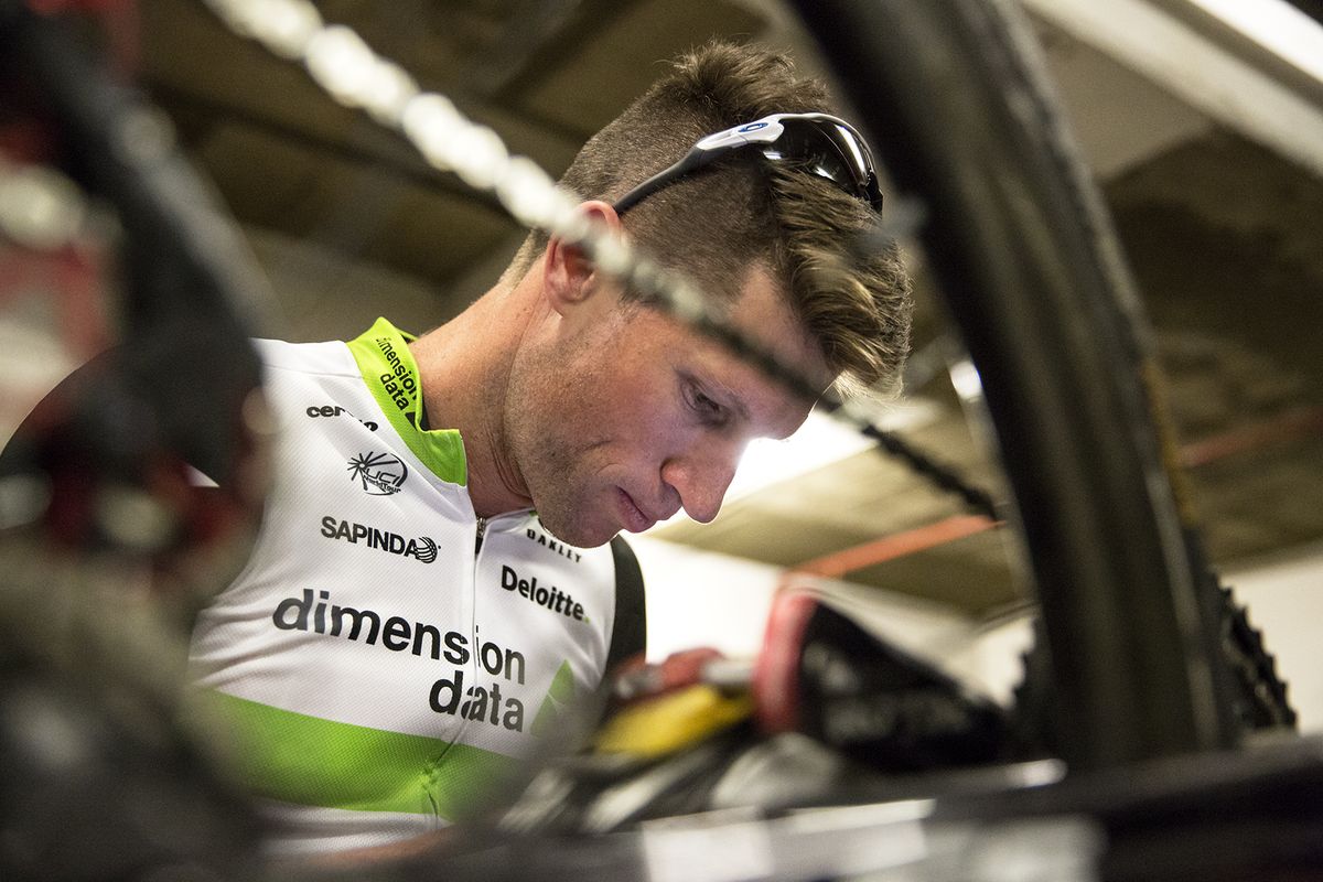Mark Renshaw makes some adjustments