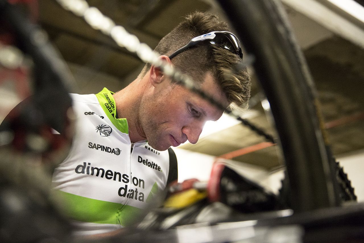 Mark Renshaw makes some adjustments