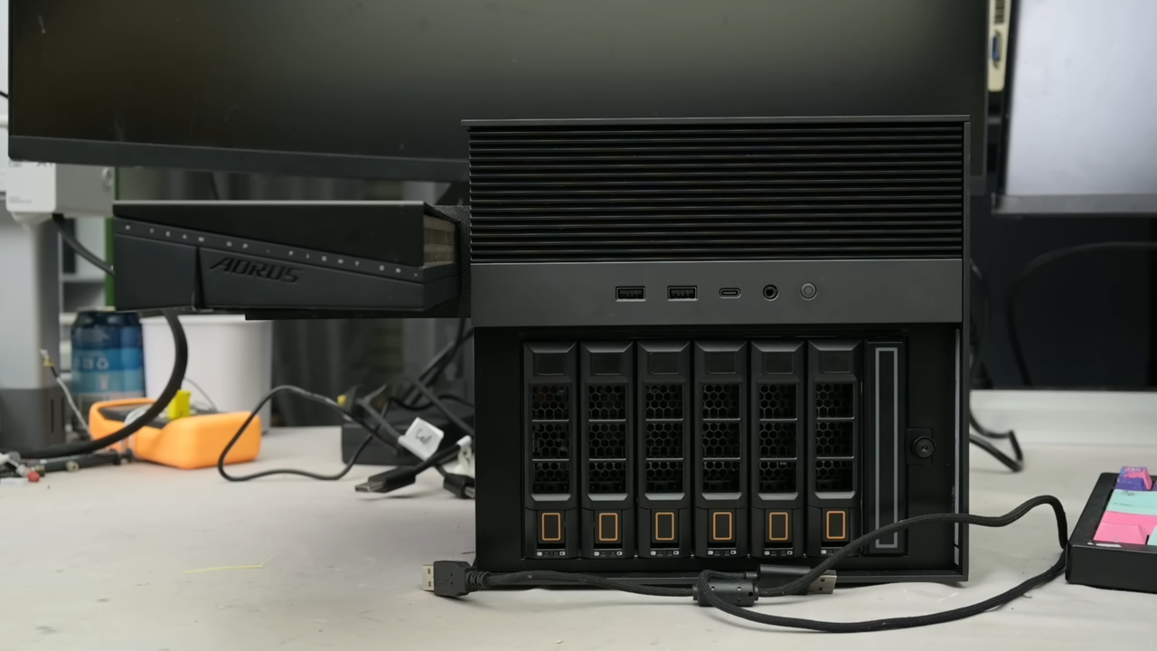 RTX 5060을 측면에 매단 소박한 NAS가 게이밍 PC로 변신 — 드라이브 베이에 전용 PSU를 숨긴 프랑켄슈타인급 조립 PC가 iGPU 대표 이미지