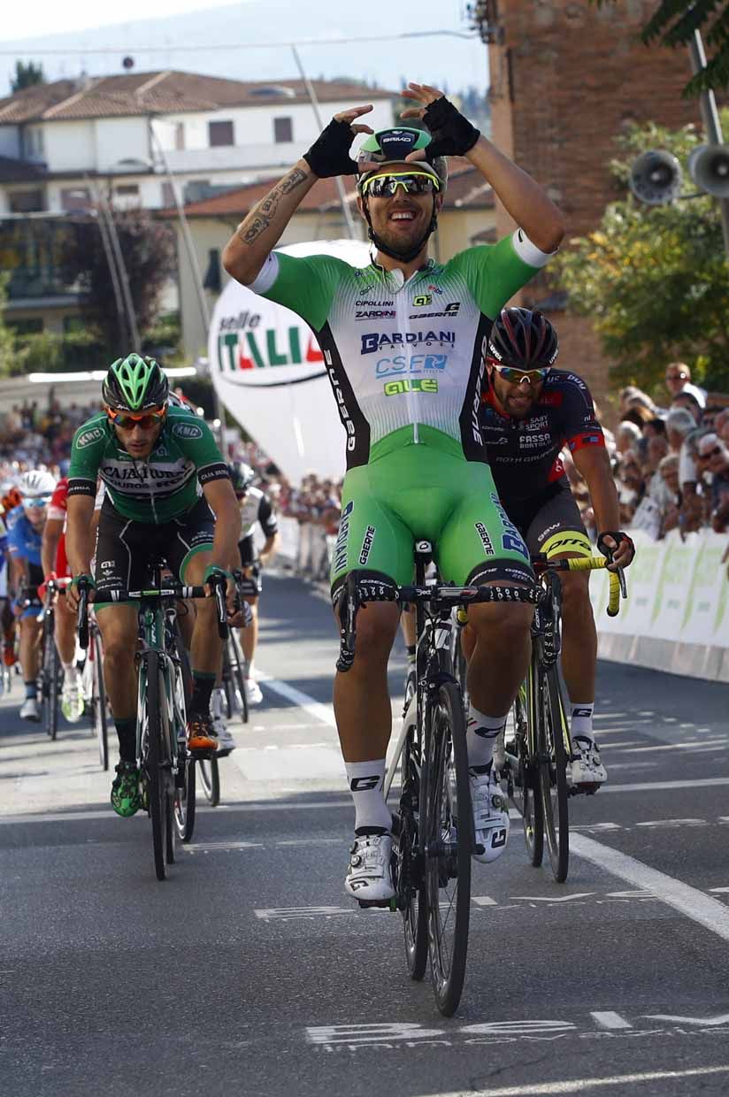 Sonny Colbrelli (Bardiani-CSF) wins the Coppa Sabatini.