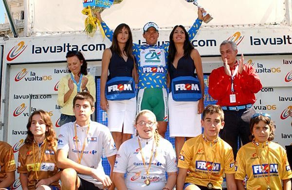 Thor Hushovd (Credit Agricole) with the winners of the Vuelta Junior