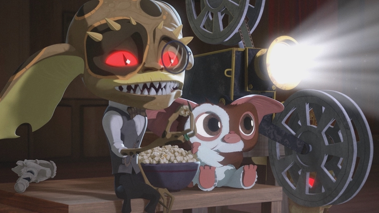 Algernon y Gizmo viendo una película y comiendo palomitas de maíz junto a un proyector en la serie animada de Max Gremlins: The Wild Batch