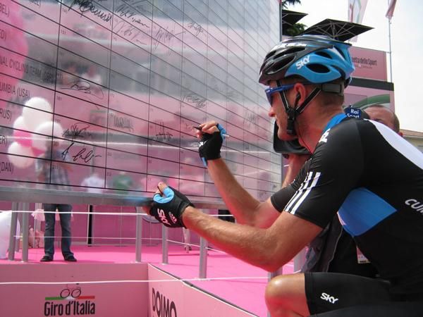 Steve Cummings (Team Sky) signs on