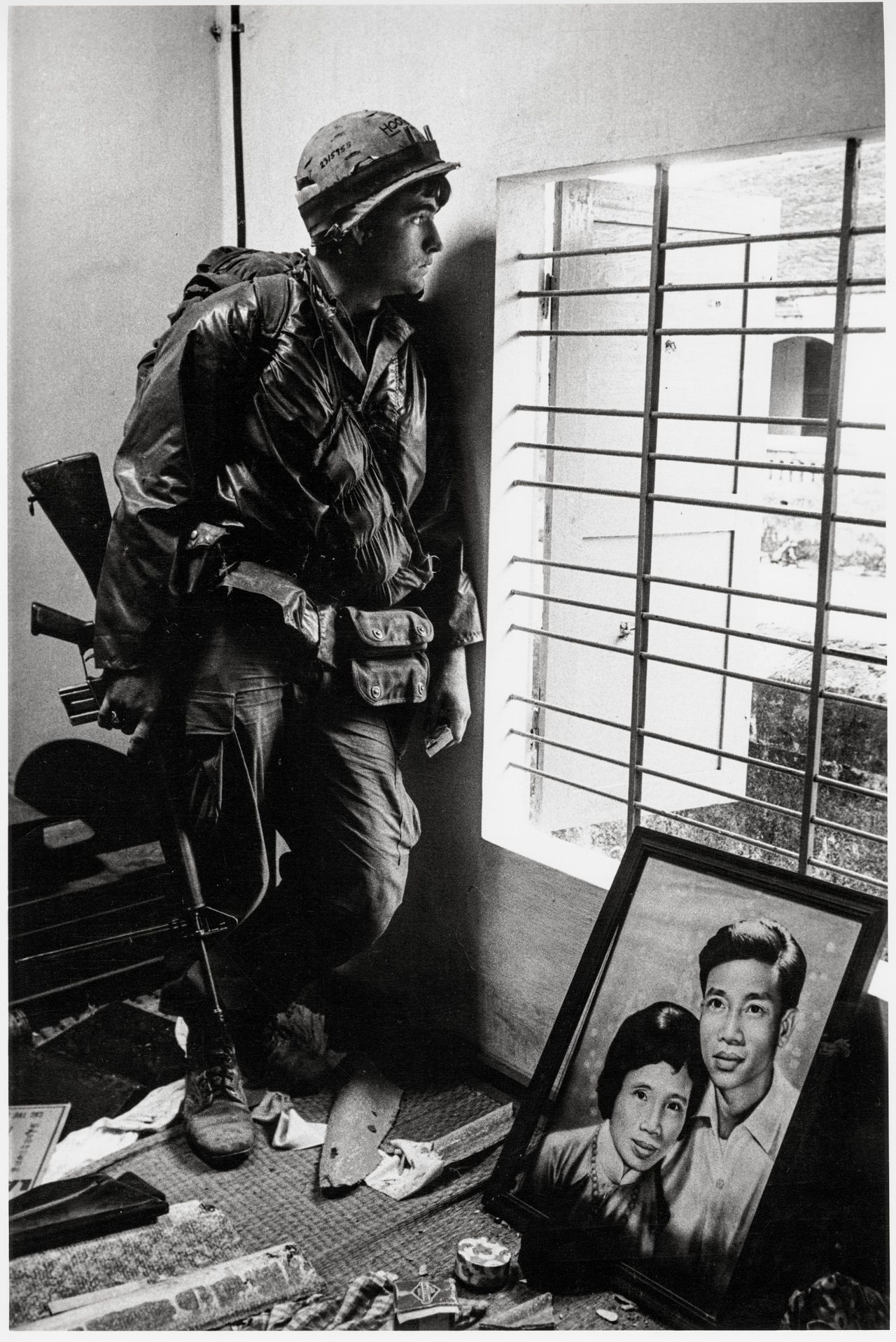 &ldquo;American soldier in an abandoned home sheltering from sniper fire. Many homes in Hu&eacute; had been owned by civil servants, professors working at the local university and other intellectuals or political party members. Before the arrival of theAmericans, the North Vietnamese forces captured Hu&eacute; in January 1968 and carried out summary executions and the mass murder of 2,800&ndash;6,000 people&rdquo;