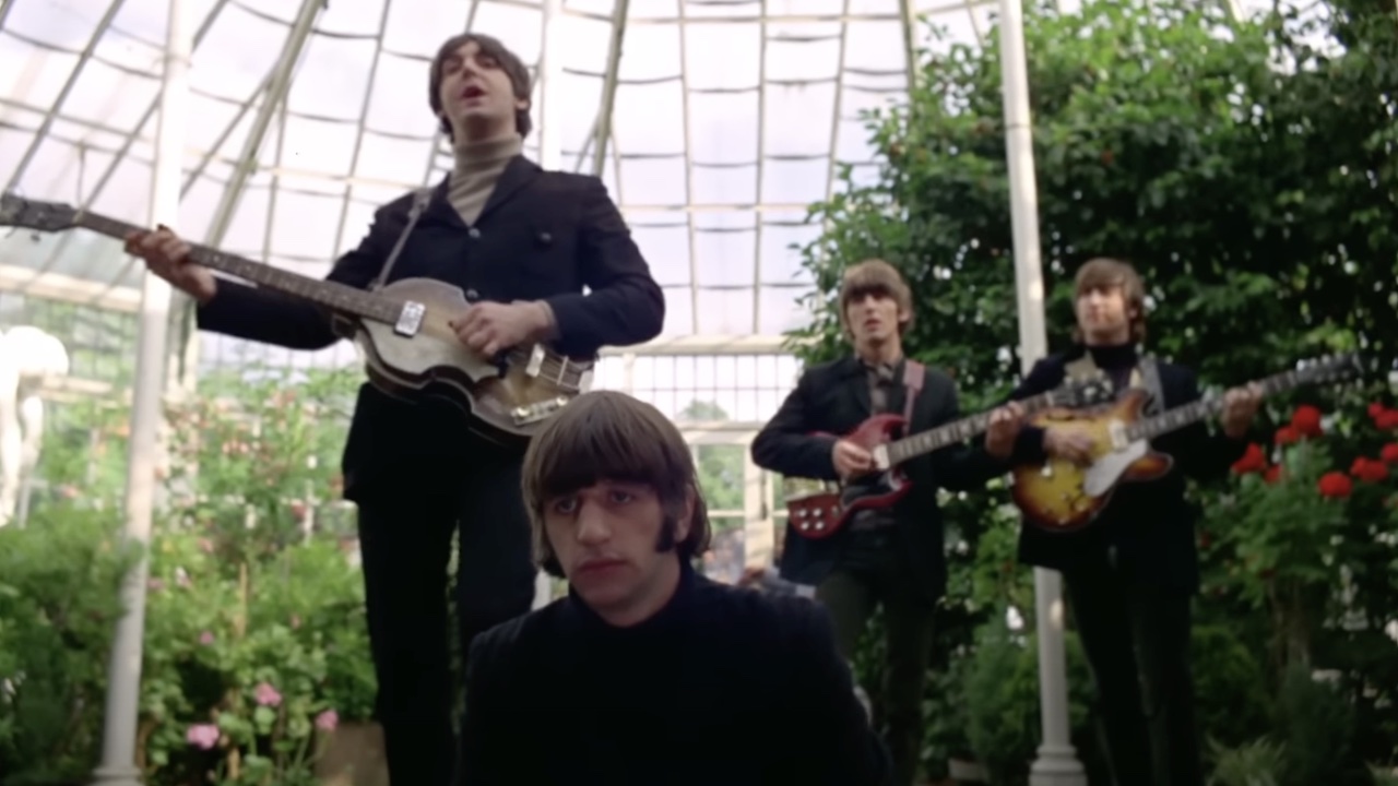 Paul McCartney, John Lennon, Ringo Starr y George Harrison en el vídeo musical de Paperback Writer