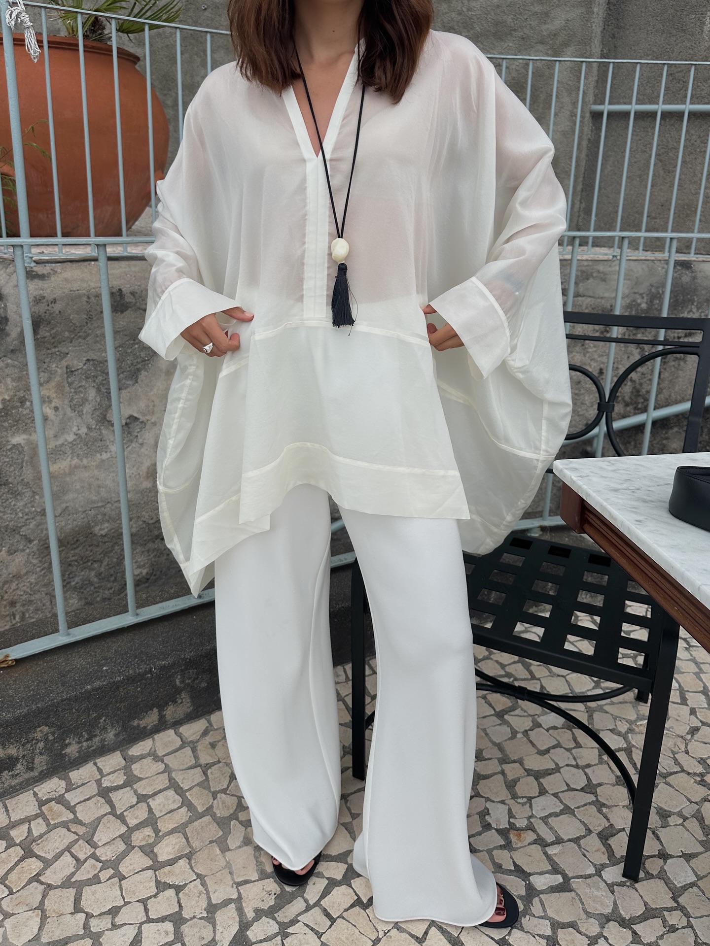 Rich looking summer outfits: @deborabrosa wears a sheer white blouse with white trousers