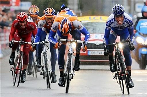Chavanel get the better of Juan Antonio Flecha (Rabobank).