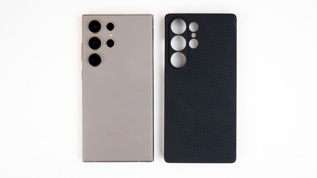 Comparing a Fiberborne Galaxy S25 Ultra case with a Galaxy S24 Ultra case and the Galaxy S24 Ultra