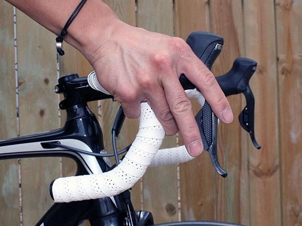 The button placement makes for intuitive shifting for current Shimano users, at least when on the hoods. Shifting from the drops takes a bit to get used to, though, as the buttons are offset fore-aft instead of the mechanical version's top-bottom positioning.