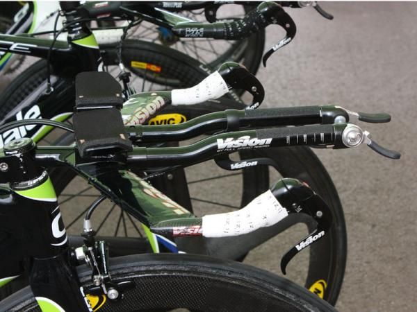 Like most other teams, Liquigas has equipped its Cannondale Slice Hi-Mod bikes with flat base bars.