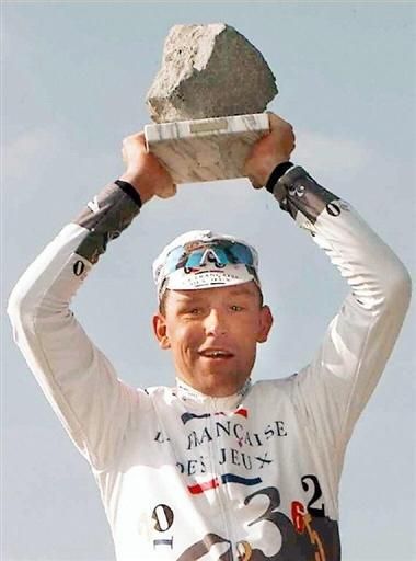 Fr&eacute;d&eacute;ric Guesdon with his trophy after winning the 1997 Paris-Roubaix.