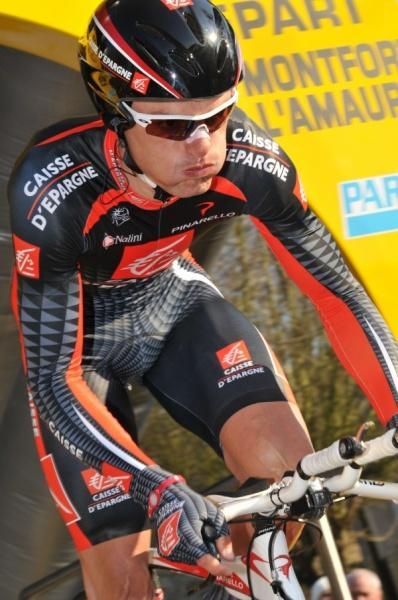 Luis-Leon Sanchez (Caisse d'Epargne) powers down the start ramp