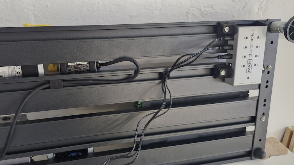 A power supply mounted to the underside of the Aclam Smart Track S2 pedalboard
