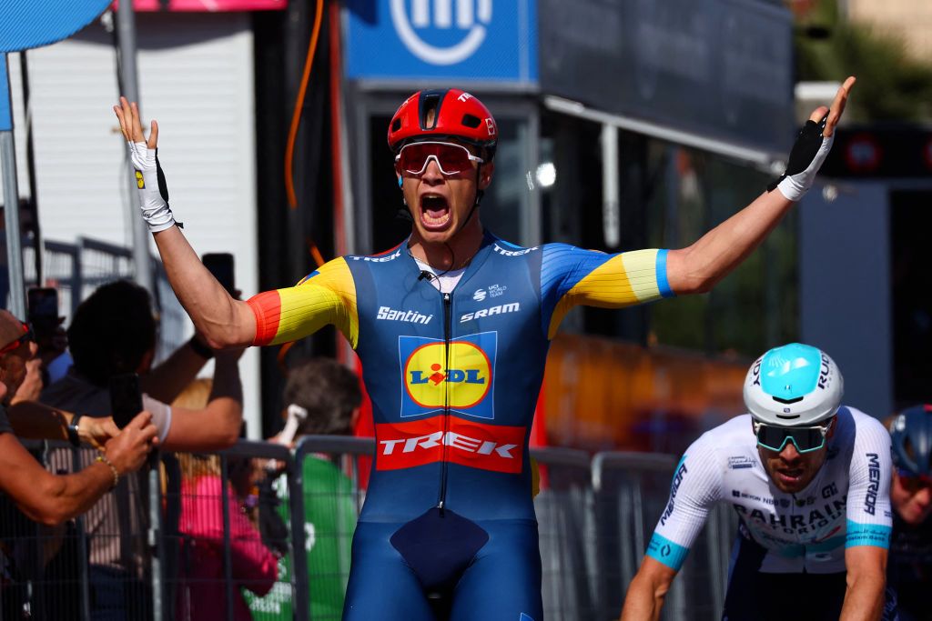 Team Lidl-Trek's Italian rider Jonathan Milan celebrates as he crosses the finish line to winn the 4th stage of the 107th Giro d'Italia cycling race, 190 km between Acqui Terme and Andora, on May 7, 2024 in Andora. (Photo by Luca Bettini / AFP)