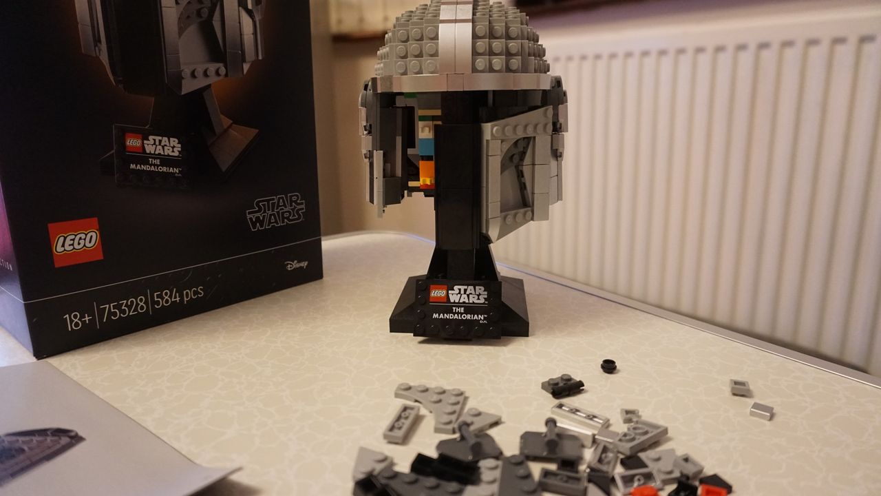 Lego Star Wars The Mandalorian Helmet 75328_Build in progress 7