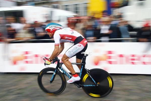 Race leader Philippe Gilbert (Omega Pharma-Lotto) is underway in the stage 4 time trial.