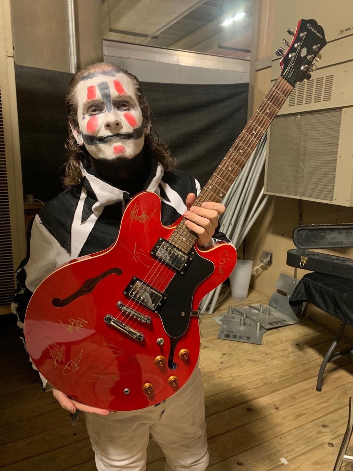 Corey Taylor with the signed Slipknot guitar