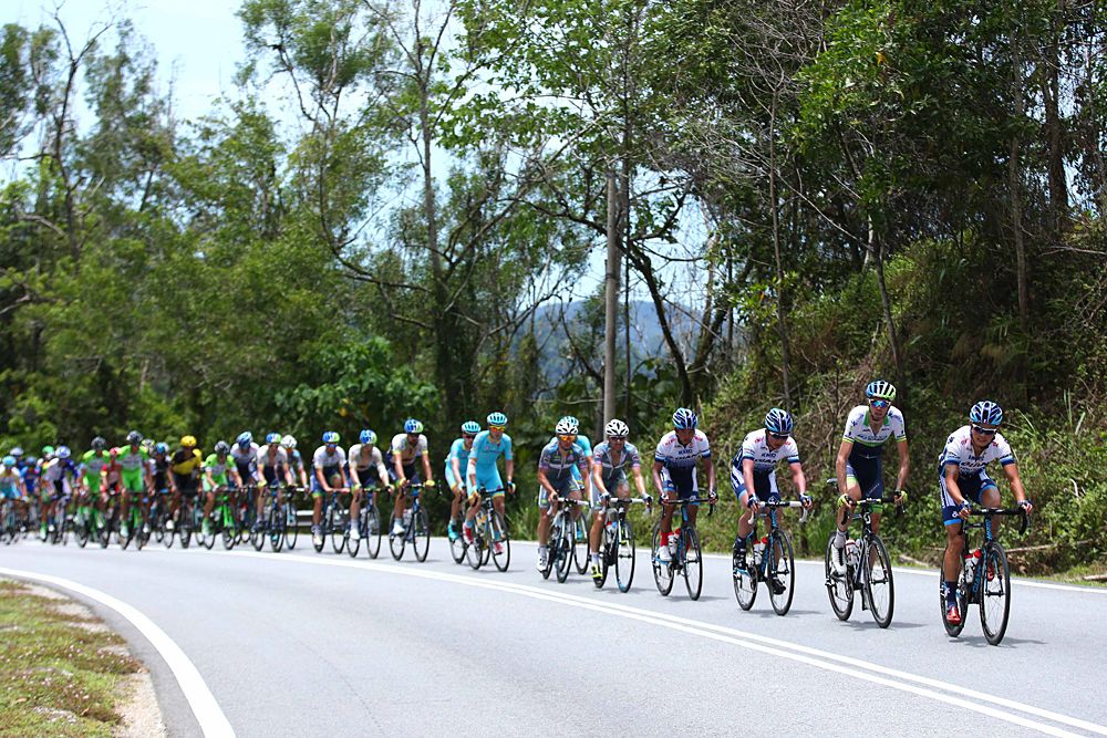 The peloton during stage 3
