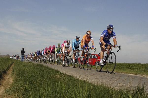 Erik Zable and Paolo Bettini tucked in behind Steven De Jongh and a Rabobank rider