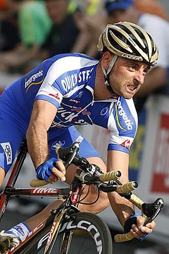 Paolo Bettini (Quick.Step) brakes hard