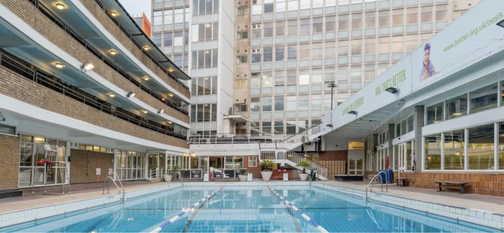 an image of the outdoor pool at the Oasis Sport Centre