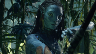 A still of a Na'vi preparing to fire an arrow from a bow from Avatar: The Way of Water