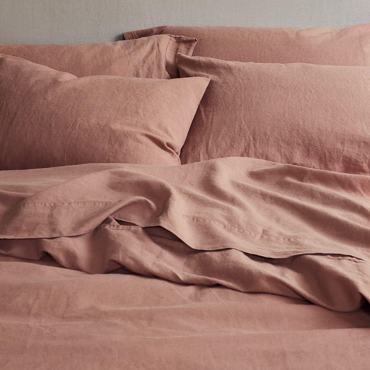 Plaster pink linen bedding