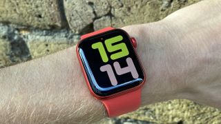 Apple Watch 6 runt en användares handled.