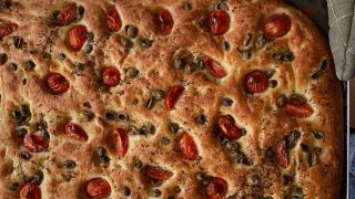 Foods to cook in a pizza oven: focaccia