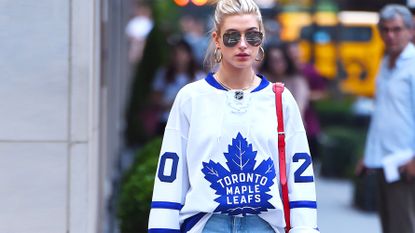 How to Wear a Jersey for Super Bowl 2018 - Cute Ways to Style a Sports  Jersey | Marie Claire