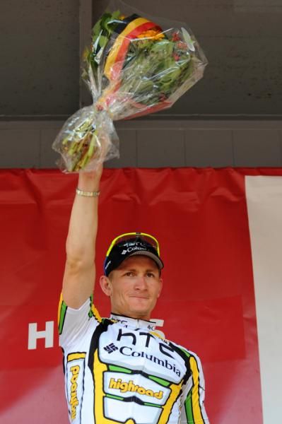 Andr&eacute; Greipel hoists his bouquet high in Heers.