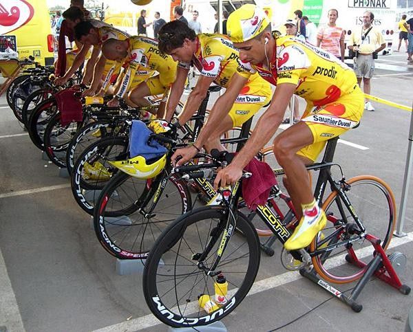 Saunier Duval captain Alberto Benitez Ramon and his squad