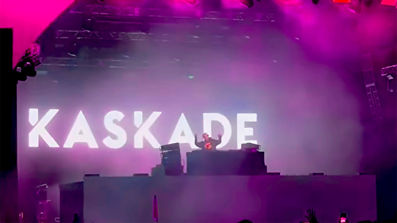 ユニバーサル・オーランドのマルディグラで行われた土曜日のミュージカル・アクト・イベント中に電話で録画したカスケードのスクリーンショット。