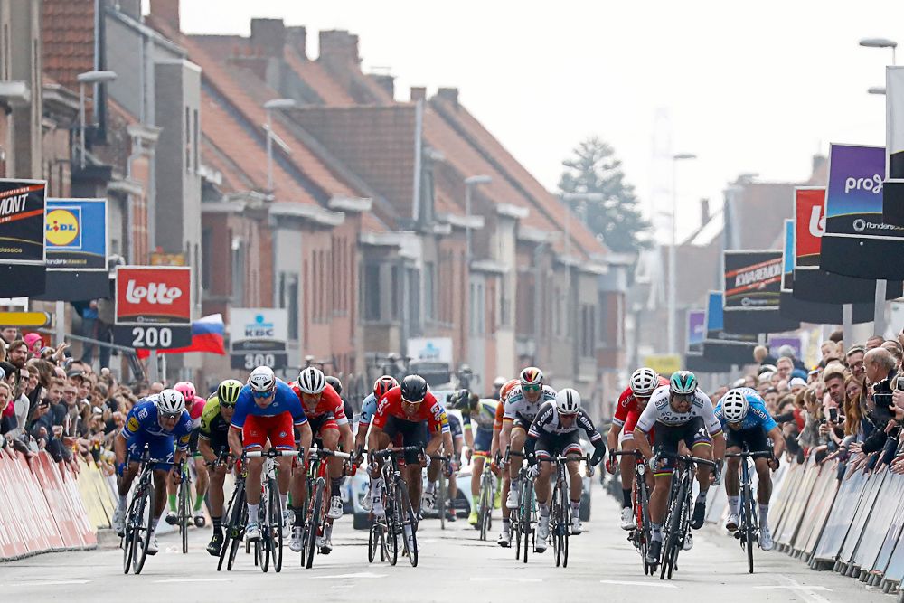 The 2018 Gent-Wevelgem peloton bears down on the finish line