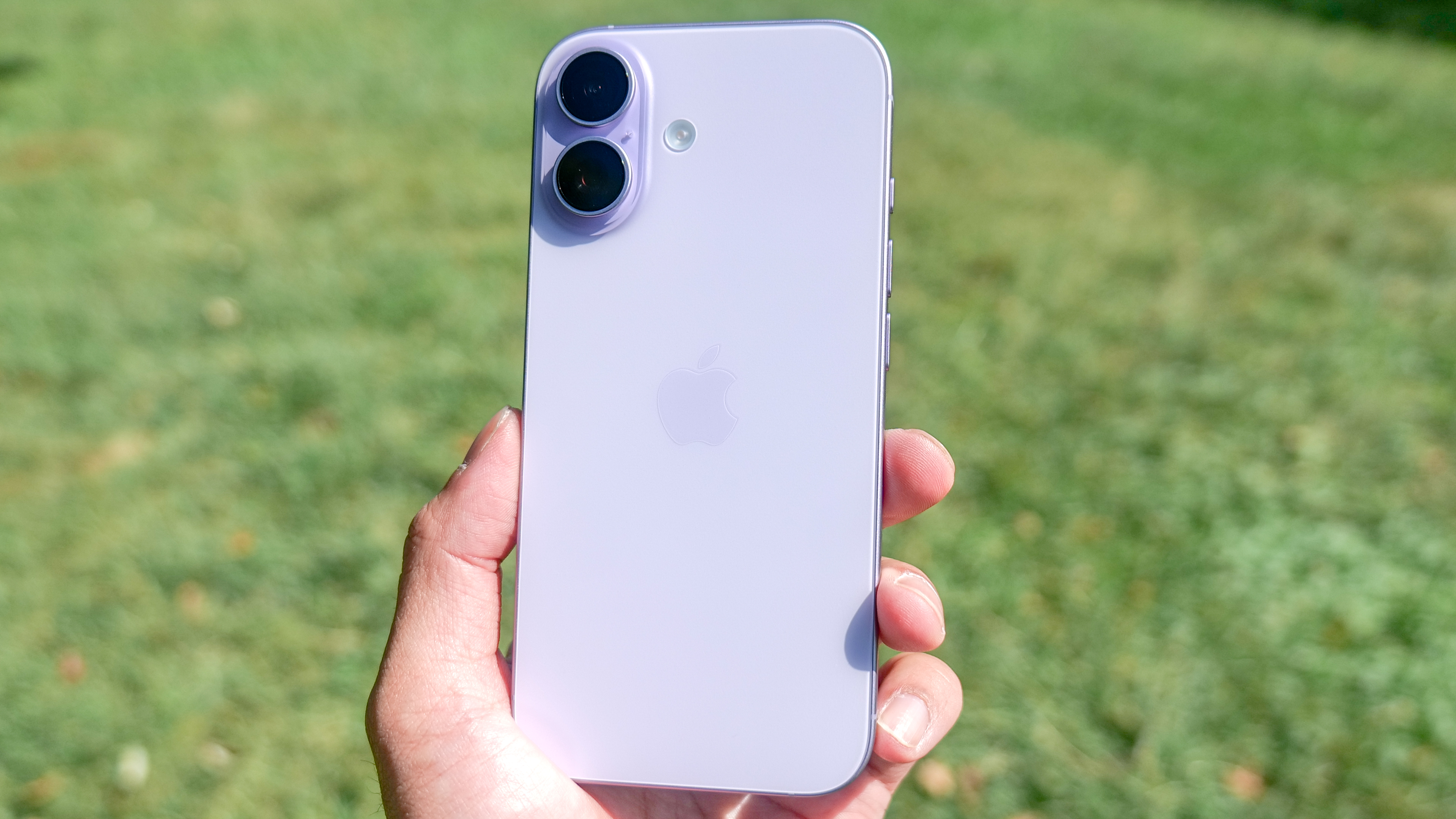Apple iPhone 17 review.