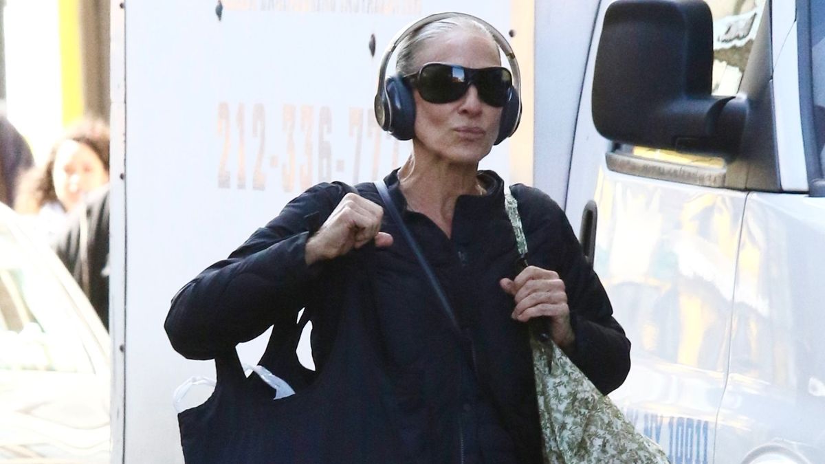 SJP Just Wore Jeans With the One Shoe Trend Carrie Bradshaw Would Never Opt For