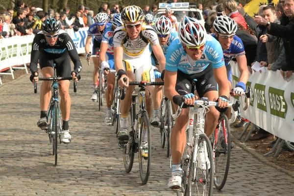 The peloton is led up the Kemmelberg by Roy Sentjens (Team Milram).