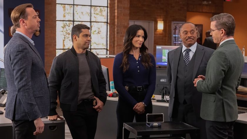 McGee, Torres, Knight, Vance and Jimmy speaking together in the NCIS bullpen