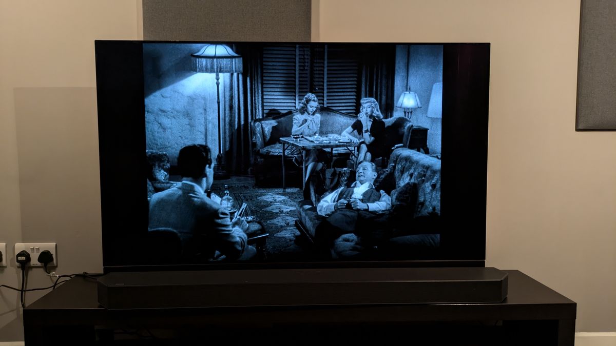 Double Indemnity group scene on Panasonic MZ1500