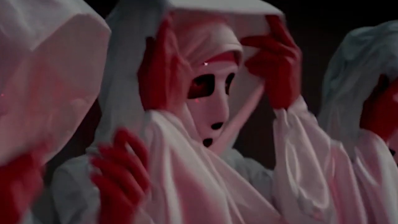 『ローガンズ・ラン』の白いマスクをかぶったフードをかぶった人物