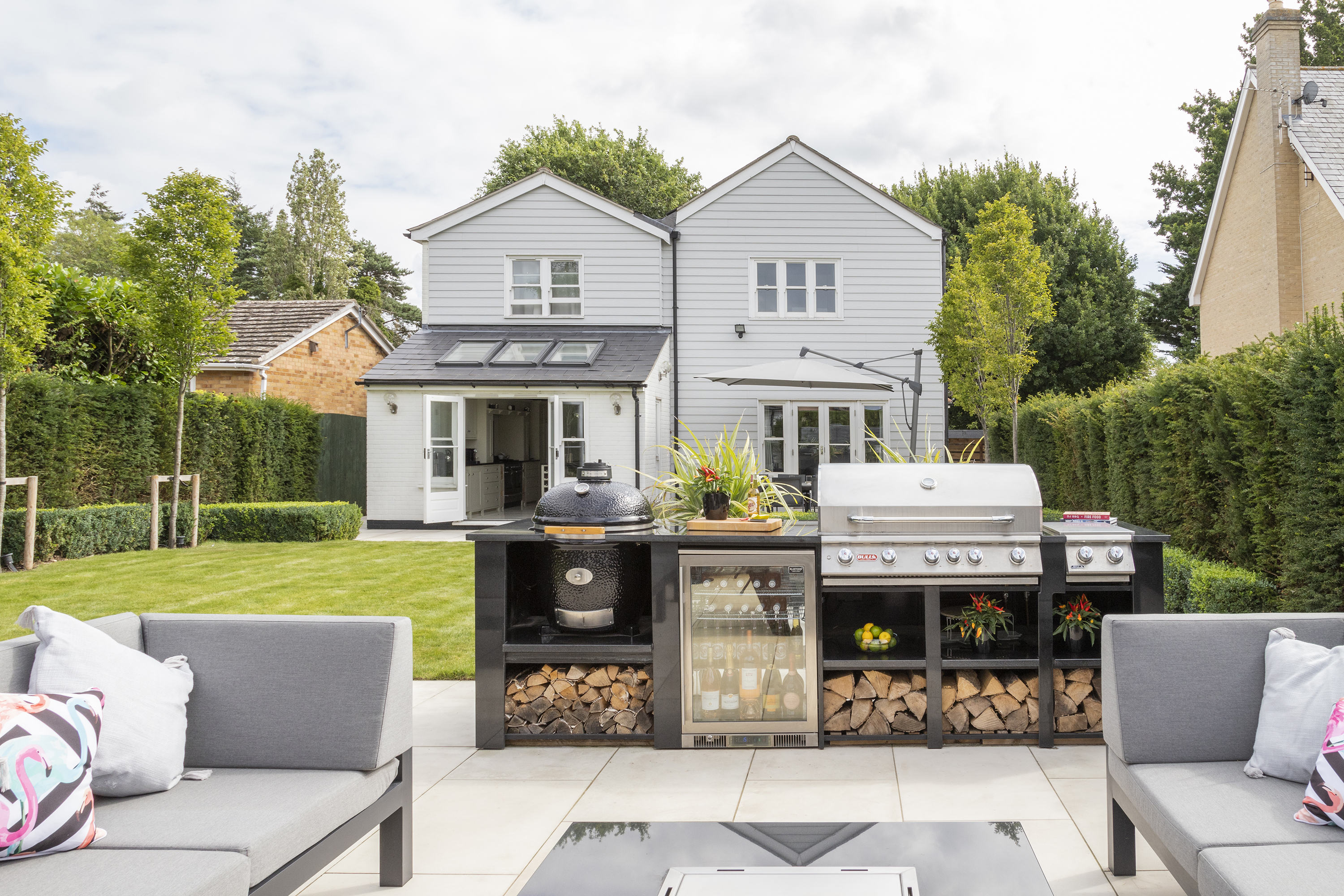 granite covered outdoor kitchen