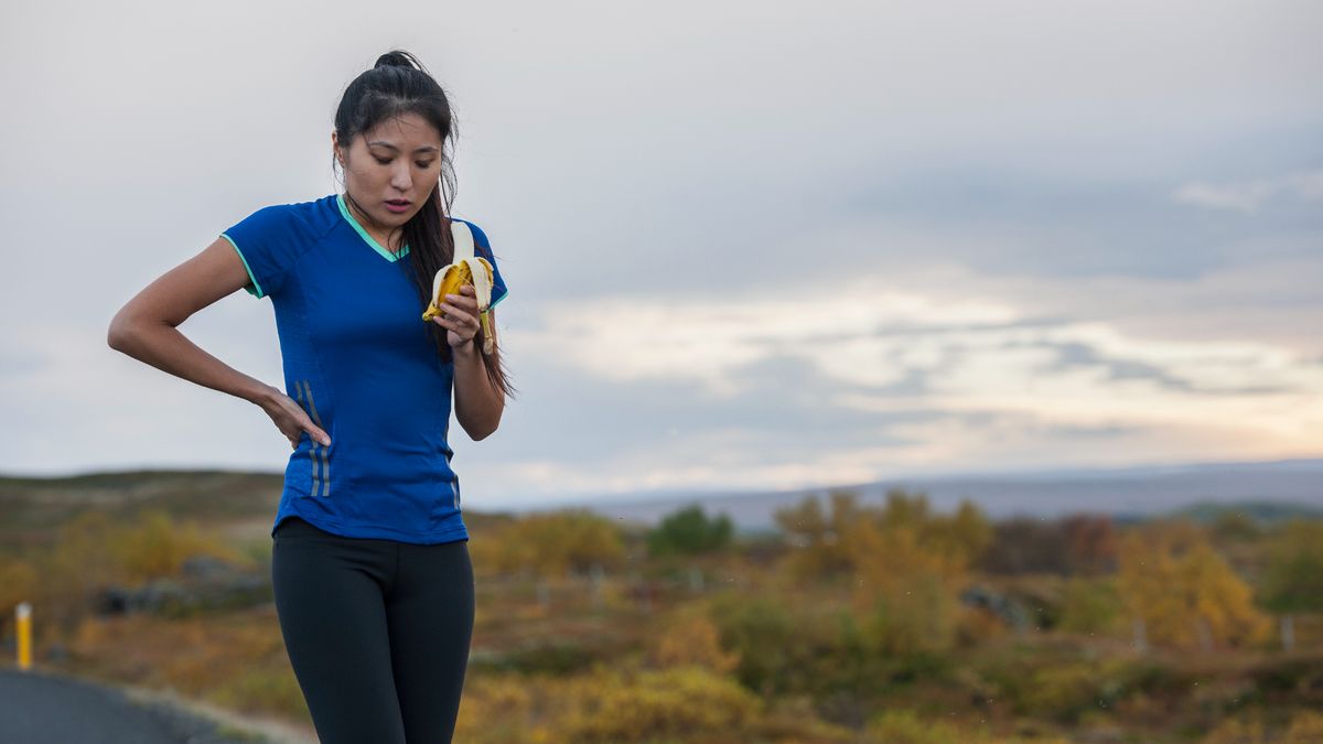 What to eat while running how eating and drinking at the right time 