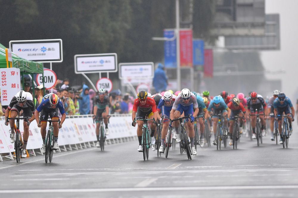 Fabio Jakobsen (Quick Step Floors) came down the centre of the road to win