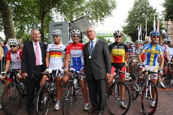 National champions line up with the local mayor before the start.