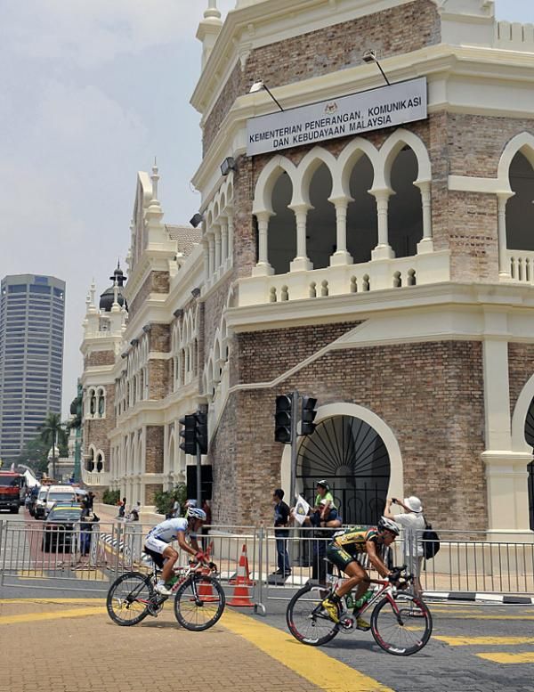 Christoff Van Heerden (South Africa National Team) attacked with Ghader Mizbani (Tabriz Petrochemical Iran) two laps before the finish.