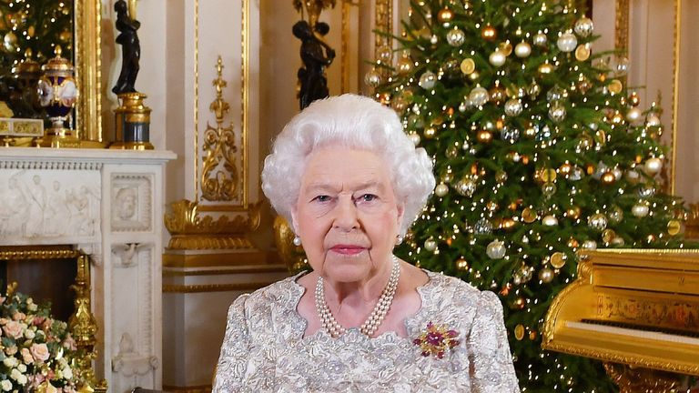 Queen's Christmas tree leaves royal fans confused with strange detail