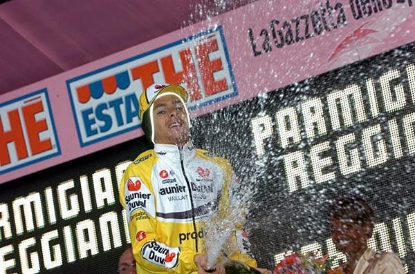 Riccardo Ricc&ograve; (Saunier Duval-Prodir) lets the bubbly flow.