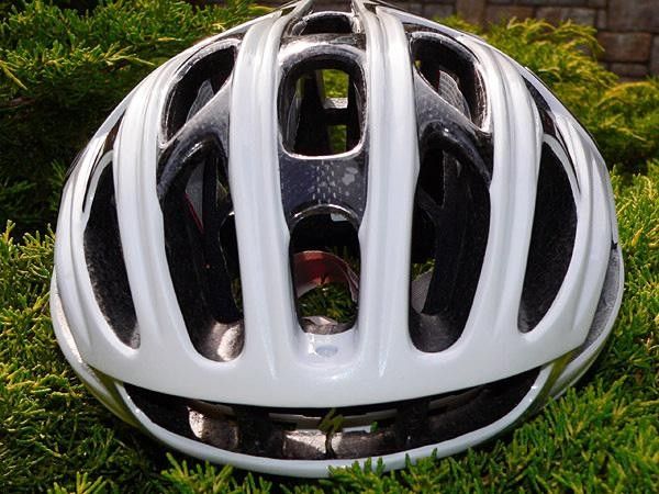 Inline vents are oriented for maximum airflow over the top of the head.