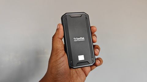 SanDisk PRO-G40 SSD in hand